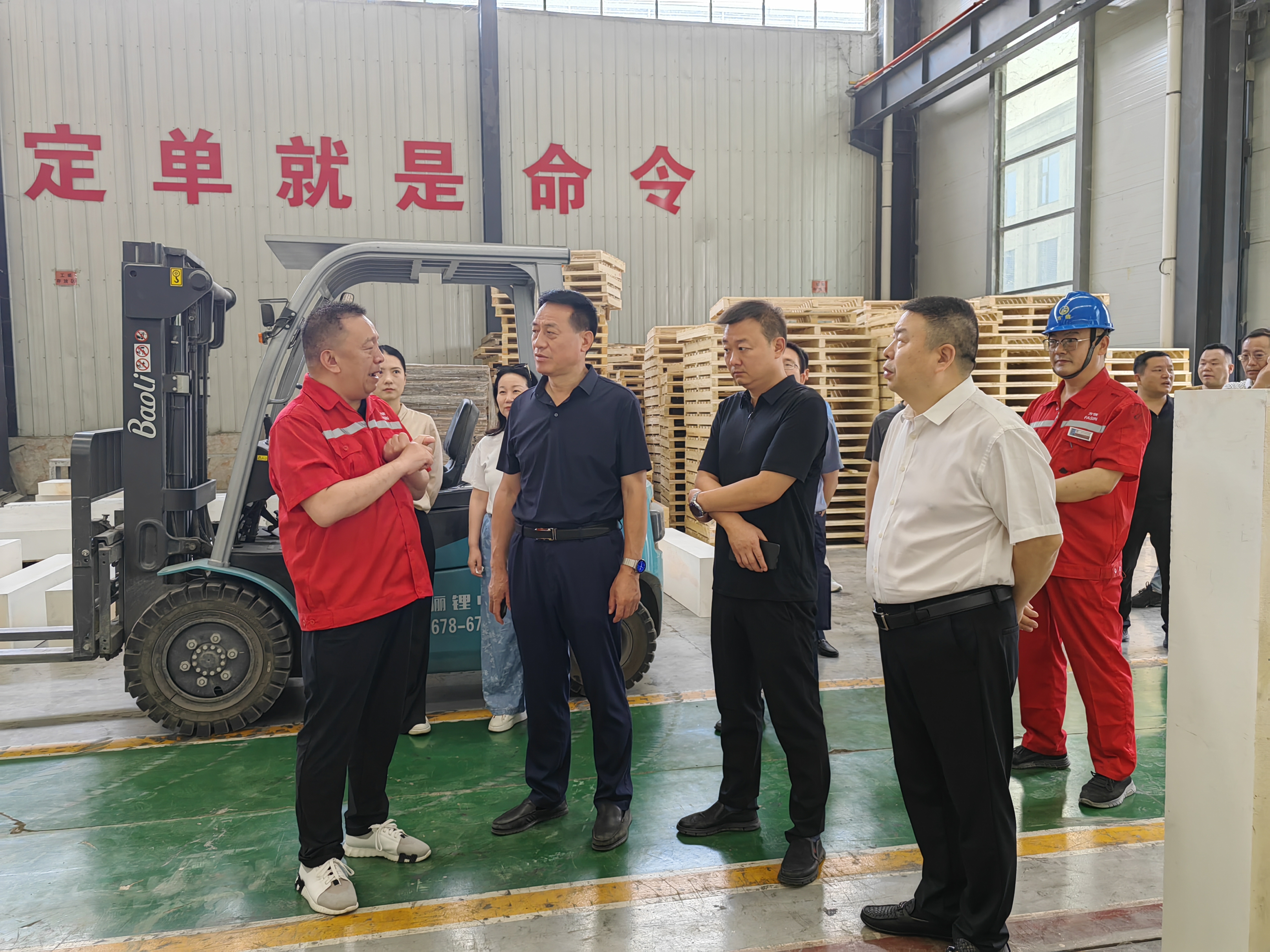            市政协副主席翟政调研耐材 产业运行情况        